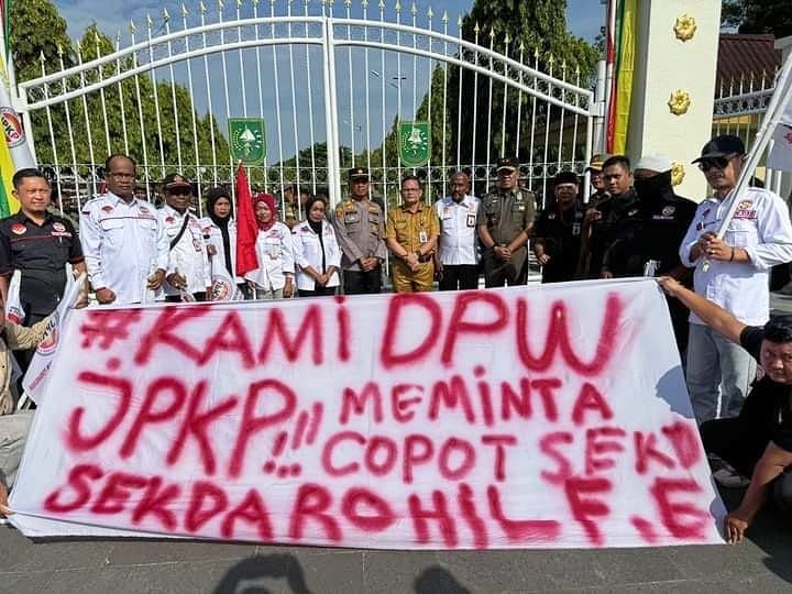 JPKP Gelar Unjuk Rasa Minta Sekda Rohil Dipecat Terkait Dugaan Pornografi