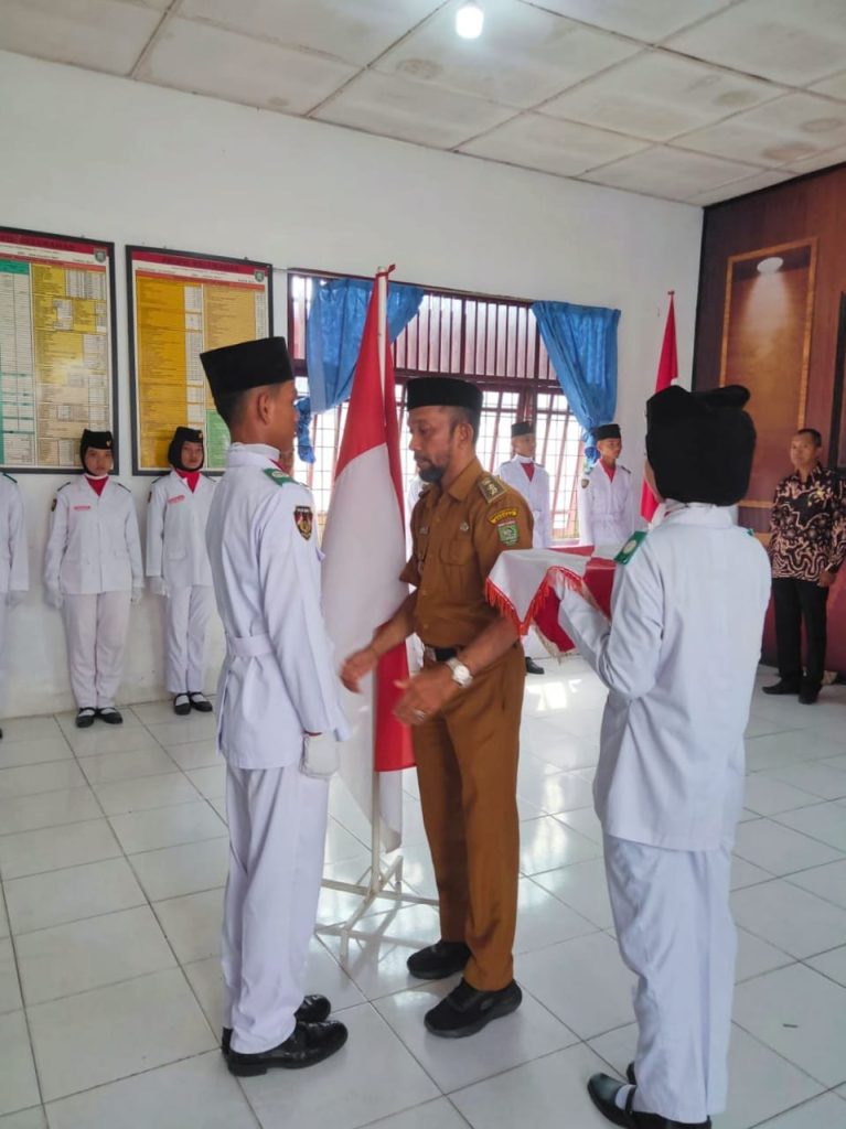 Pengukuhan Paskibraka SMA Swasta Arrasyid di Aula Kantor Lurah Sei Renggas