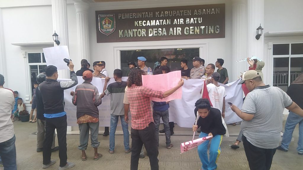 Warga Desa Air Genting Demo Kadesnya, Diduga Korupsi dan Tak Mampu Memimpin