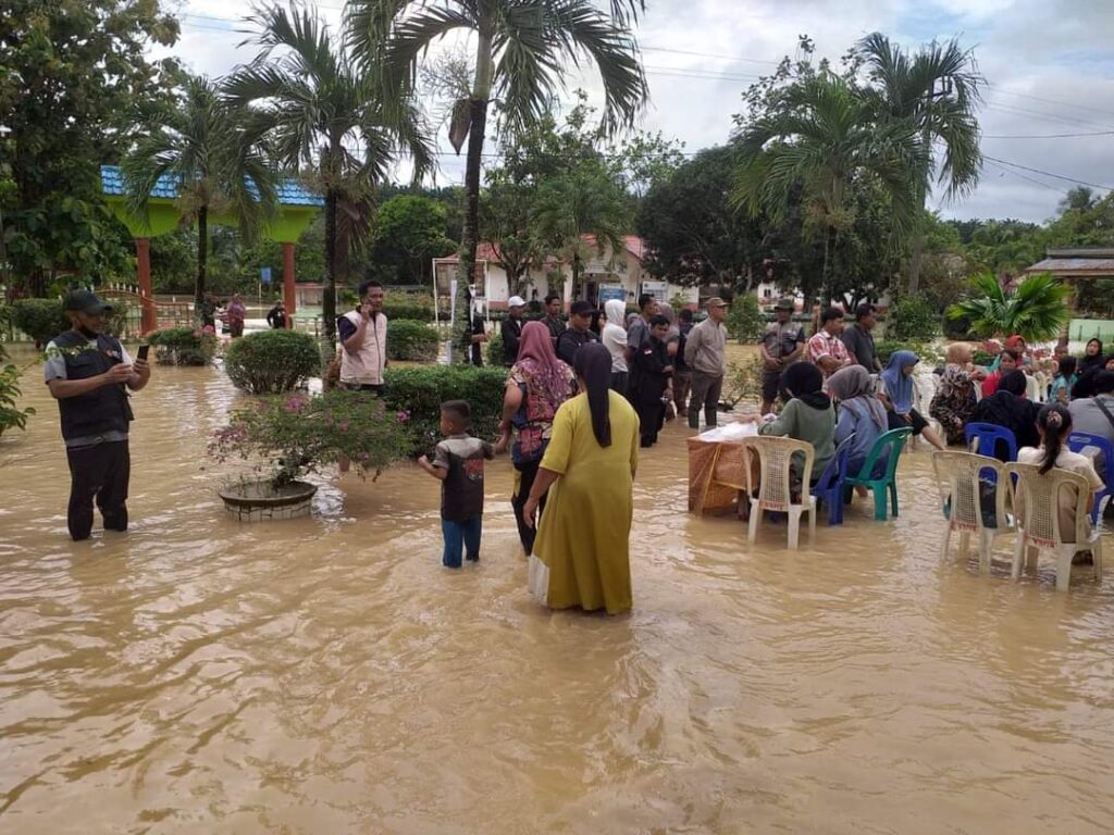 Di Tengah Genangan Air Banjir yang Belum Surut Pemungutan dan Penghitungan Suara Susulan di Piasa Ulu Kecamatan Tinggi Raja Berjalan Lancar