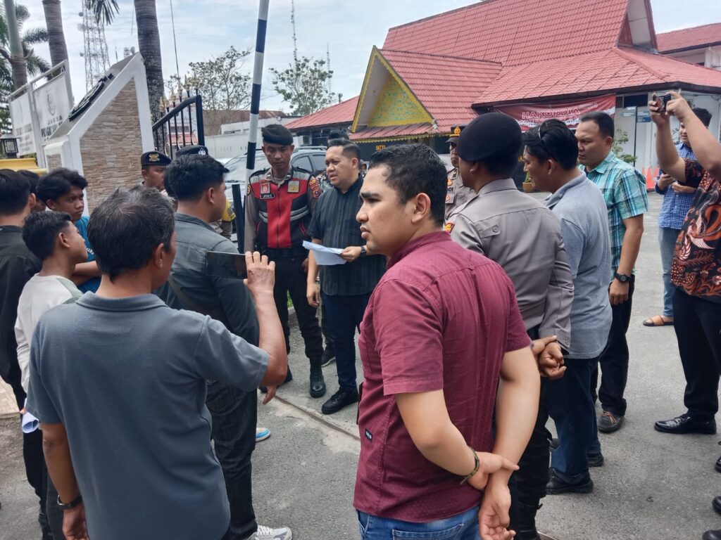 Minta Bimtek Ditiadakan, Garda Masura Demo Kantor PMD dan Kejaksaan