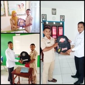 Penyerahan Bantuan Alat Tulis oleh Pemerintah Desa Kilon kepada Siswa Kurang Mampu
