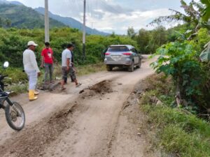 Warga Desa Andulan Desak PT. Tiara Tirta Energy Perbaiki Jalan Rusak