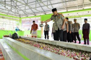 Polda Jambi Gelar Tabur Bunga di Sungai Batanghari dan Ziarah ke Makam Orang Kayo Hitam, Peringati Hari Bhayangkara ke-79