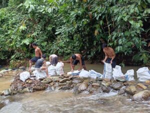 Pemuda Peduli: Gotong Royong Perbaiki Sumber Air Bersih di Tengah Ancaman Eksploitasi Alam