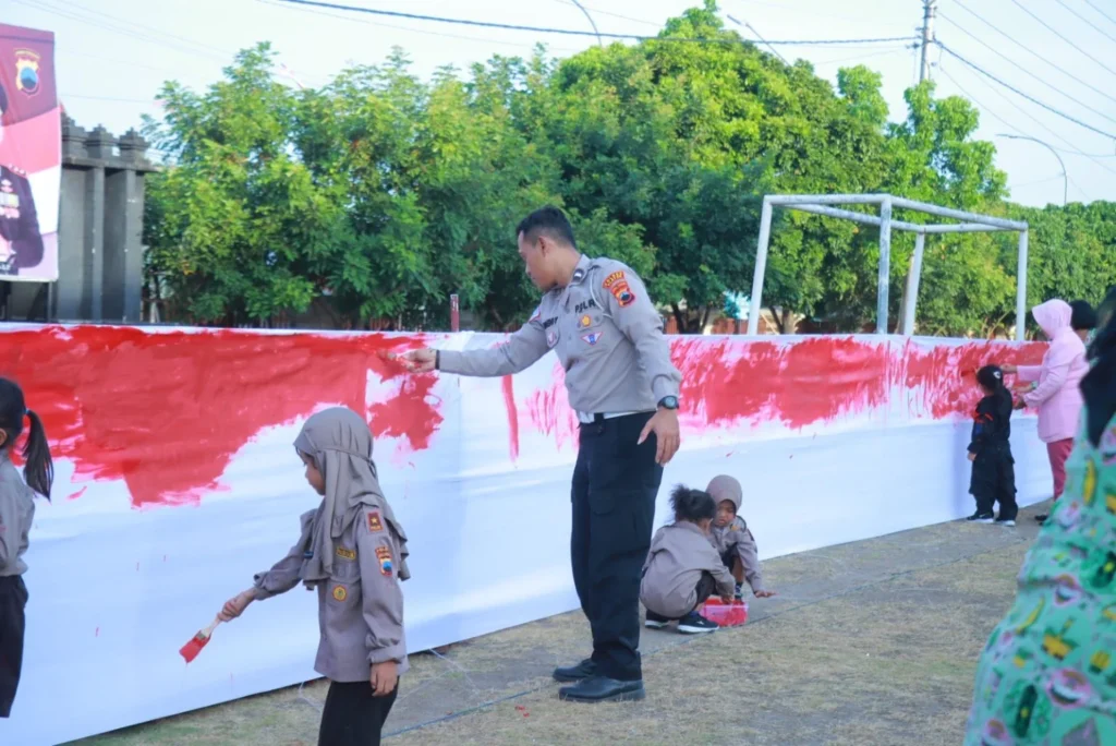 Polres Klaten Ajak Anak TK Warnai Kain Merah Putih Sepanjang 80 Meter Sambut HUT RI ke-80