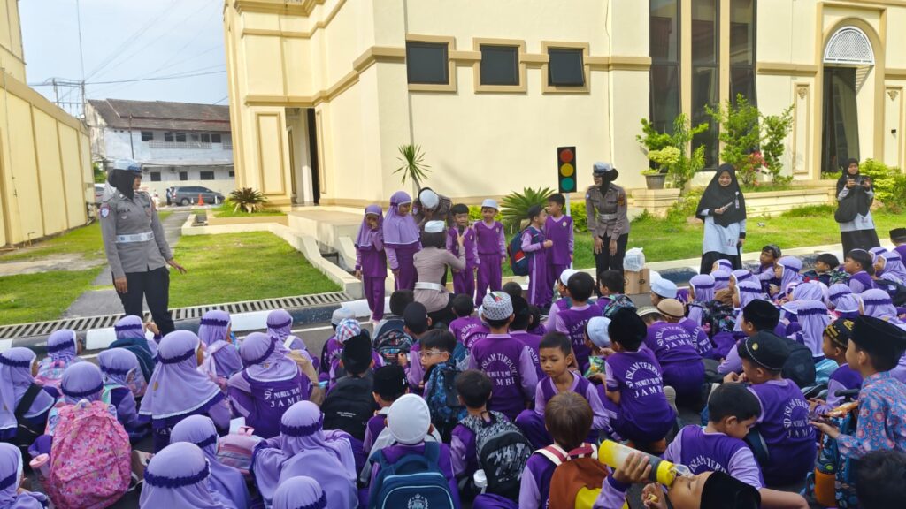 Satlantas Polresta Jambi Edukasi Siswa SD Nurul Ilmi, Budaya Tertib Lalu Lintas Ditanamkan Lewat Kunjungan Edukatif