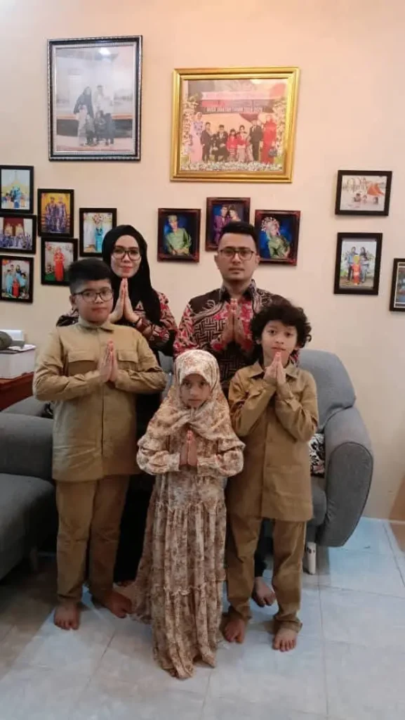 Dari Loper Koran ke Kursi Legislatif: Kisah Perjalanan Kiki Komeini