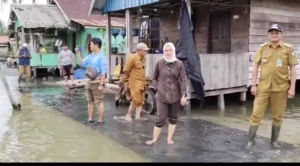 Nova Avrilliani Serahkan Bantuan Sembako untuk Warga Terdampak Banjir Rob di Lingga