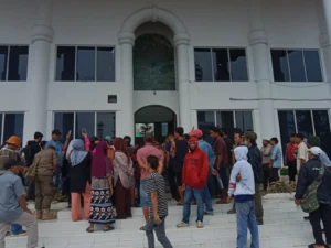 Tembok Tak Kunjung Dibongkar, Warga Demo Kantor Bupati