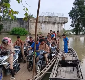 Jembatan Kali Pasir Mangkrak Bertahun-tahun, Warga Way Bungur Pertaruhkan Nyawa Demi Sekolah