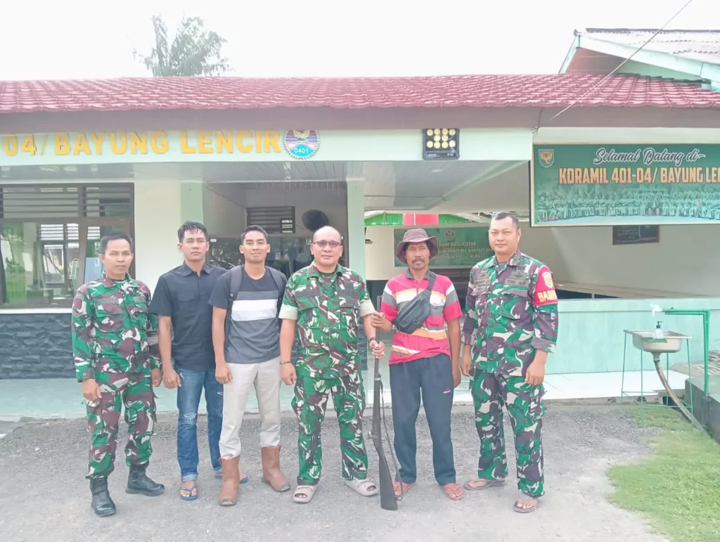 Serahkan Senpi Rakitan ke Koramil, Warga Bayung Lencir: Lebih Tenang Hidup Tanpa Senjata Ilegal