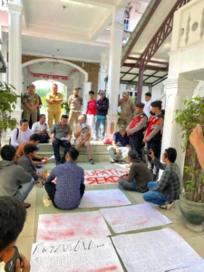 Puluhan Massa Gemppar Asahan Geruduk DPRD, Desak Sekda Dicopot