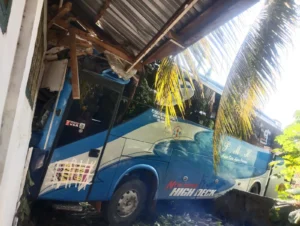 Diduga Ngantuk, Bus PMH Hantam SDN 014645 Pulau Maria