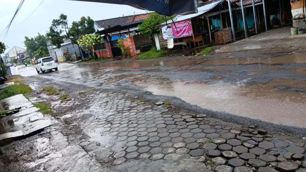 Jalan Berlubang di Sejumlah Titik Kendal Dikeluhkan Warga, DPUPR Lakukan Penambalan Bertahap