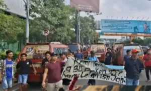 Ratusan Sopir Angkutan Kota Bekasi Gelar Aksi Unjuk Rasa