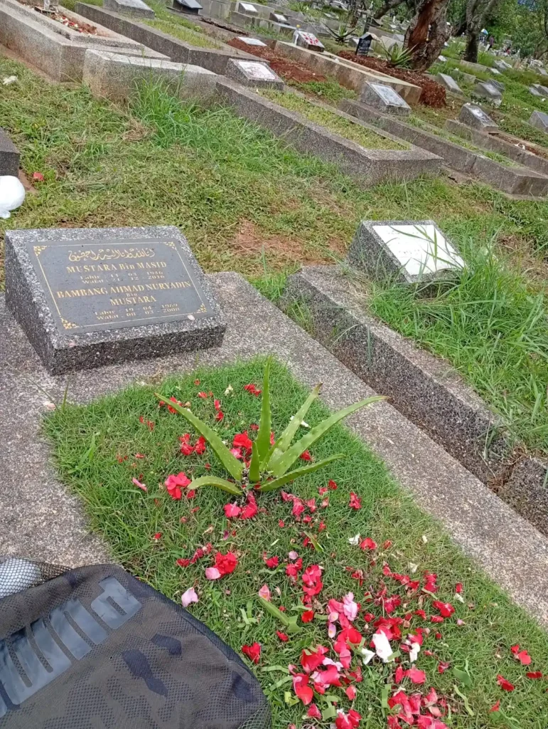 Detik-Detik Ramadhan, TPU Menteng Pulo Ramai Dikunjungi Peziarah