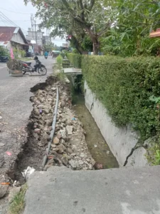Jalan Patimura Longsor Diterpa Hujan, Warga Minta Pemkab Asahan Bertindak Cepat