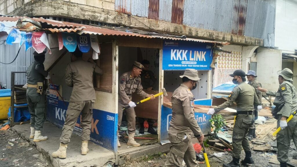 Satpol PP Inhil Tertibkan Kios di Kawasan Eks Air Mancur dan Pasar Tengah