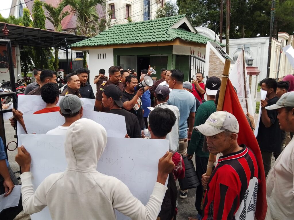 Diduga Pengemplang Pajak, LSM Bara Api Aksi “Pecah Kepala” di Kantor Kejaksaan Minta Periksa PT. CSIL