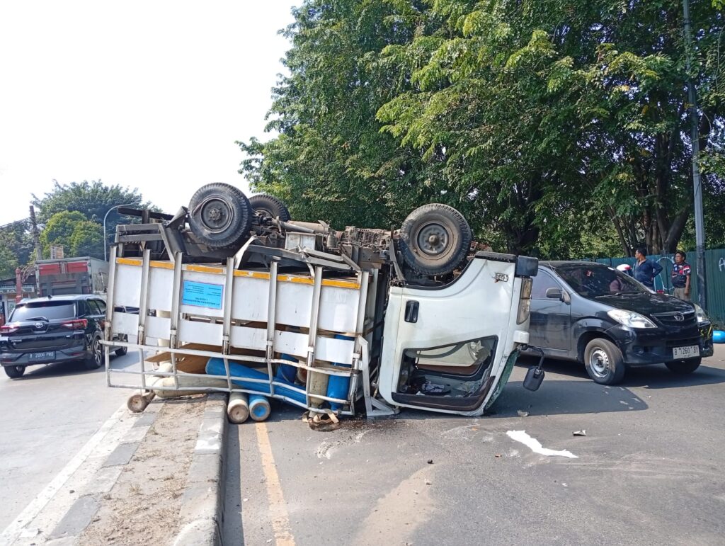 Truk Bermuatan Gas Terbalik di Jalan Raya Bekasi, Ujung Menteng