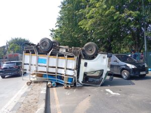 Truk Bermuatan Gas Terbalik di Jalan Raya Bekasi, Ujung Menteng