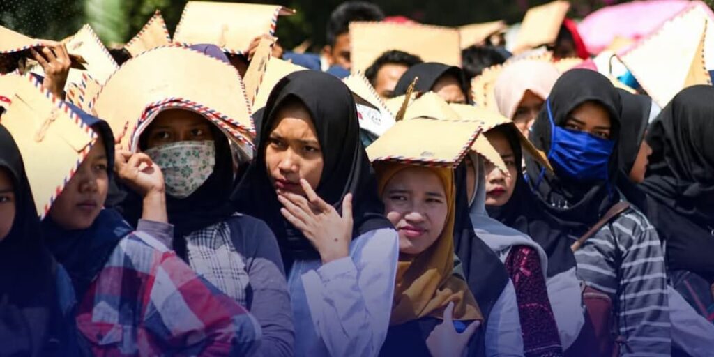 Micro Credentials vs Gelar Kuliah: Pergeseran Paradigma dan Dampak Sosialnya