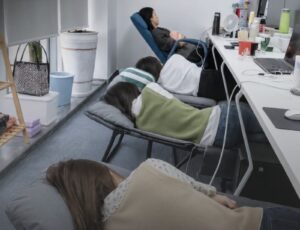 Inemuri: Tidur Singkat yang Mengungkap Budaya Kerja Jepang