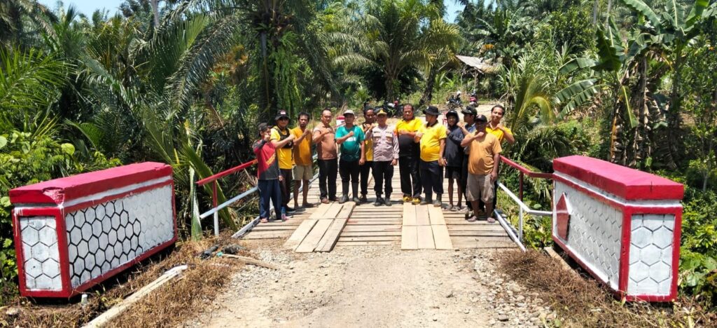 Polres Mukomuko dan Warga Gotong Royong Perbaiki Jembatan Merah Putih Presisi di Desa Retak Mudik