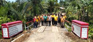 Polres Mukomuko dan Warga Gotong Royong Perbaiki Jembatan Merah Putih Presisi di Desa Retak Mudik