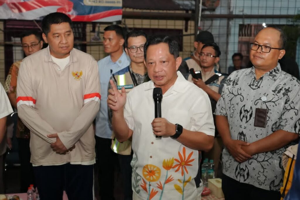 Mendagri Tinjau Program Bedah Rumah di Bukit Duri, Ajak Pemda Dukung Percepatan Perbaikan Hunian