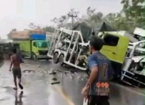 Kecelakaan di Jalan Palembang-Jambi Hari Ini: Dua Truk Roda 10 Tabrakan di Muba