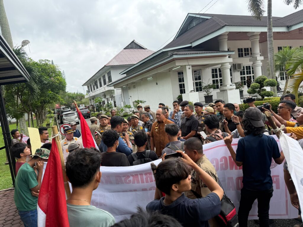 Bupati Asahan Janji Periksa Kadis PMD dalam 7 Hari Usai Didemo Mahasiswa Terkait Dugaan Penyimpangan Dana Desa